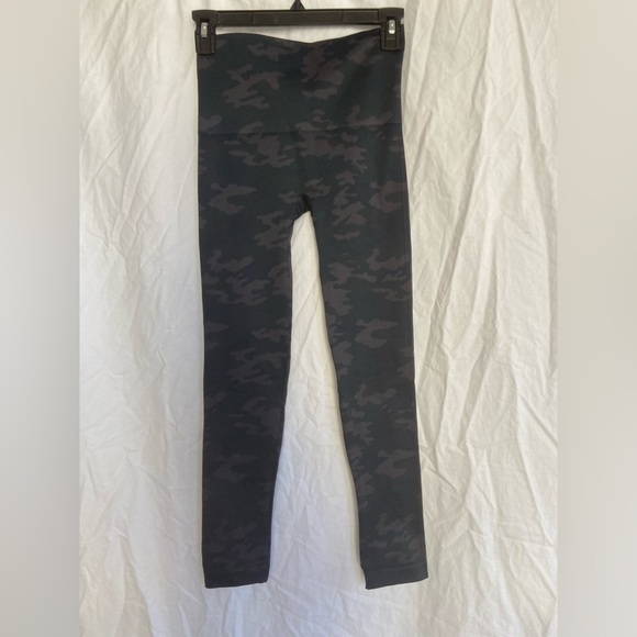 Spanx Look at Me Now Camo Seamless Leggings Size Medium NEW - Picture 10 of 13